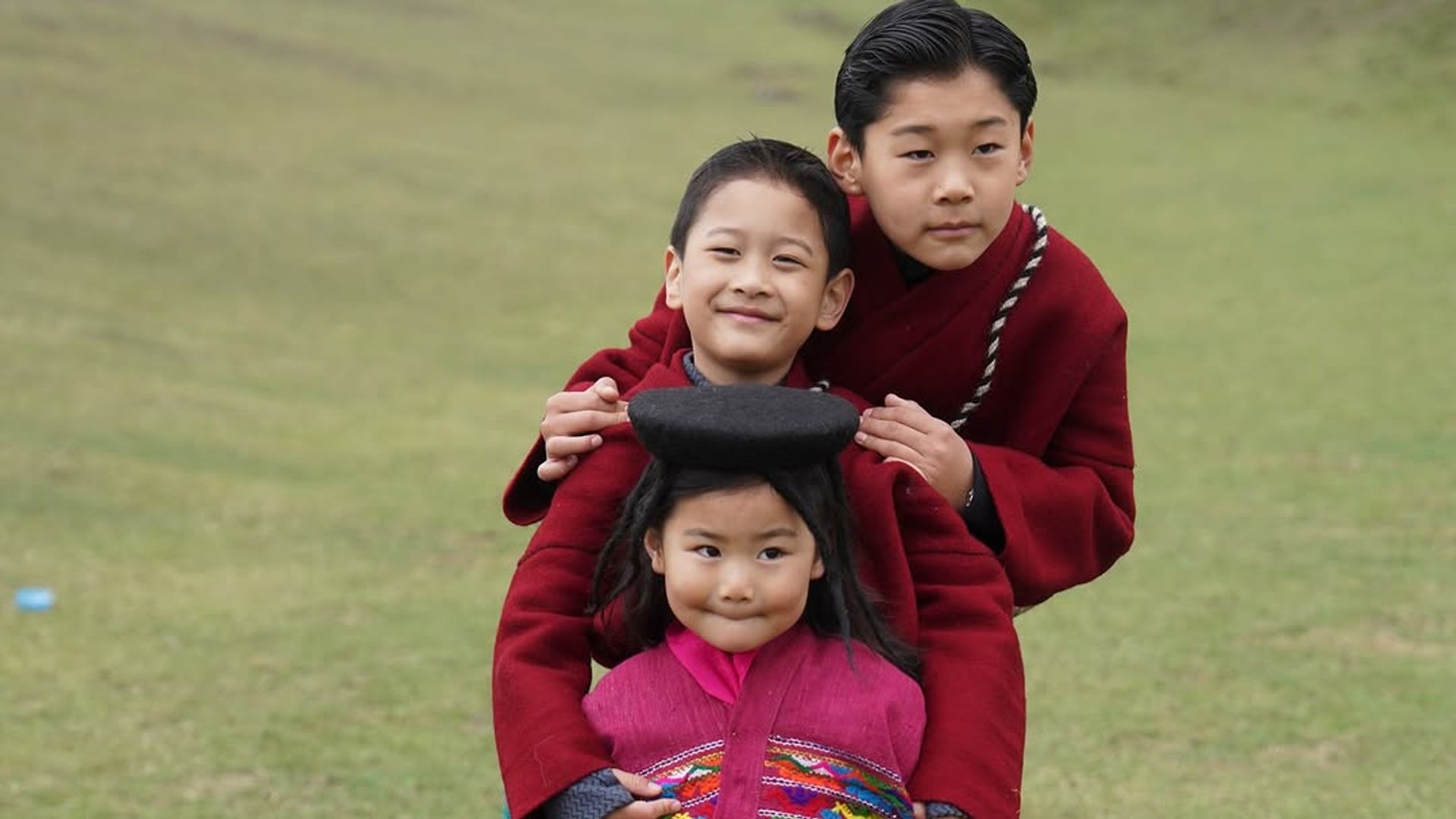 Los tres hijos de los reyes de Bután