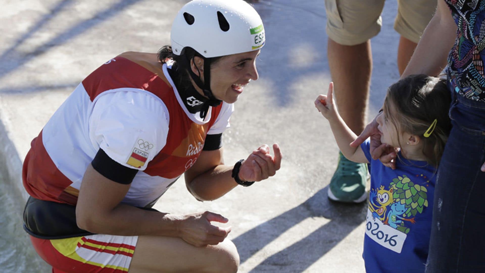 Maialen Chourraut celebra su oro en Río con el beso de su marido y su hija de 3 años