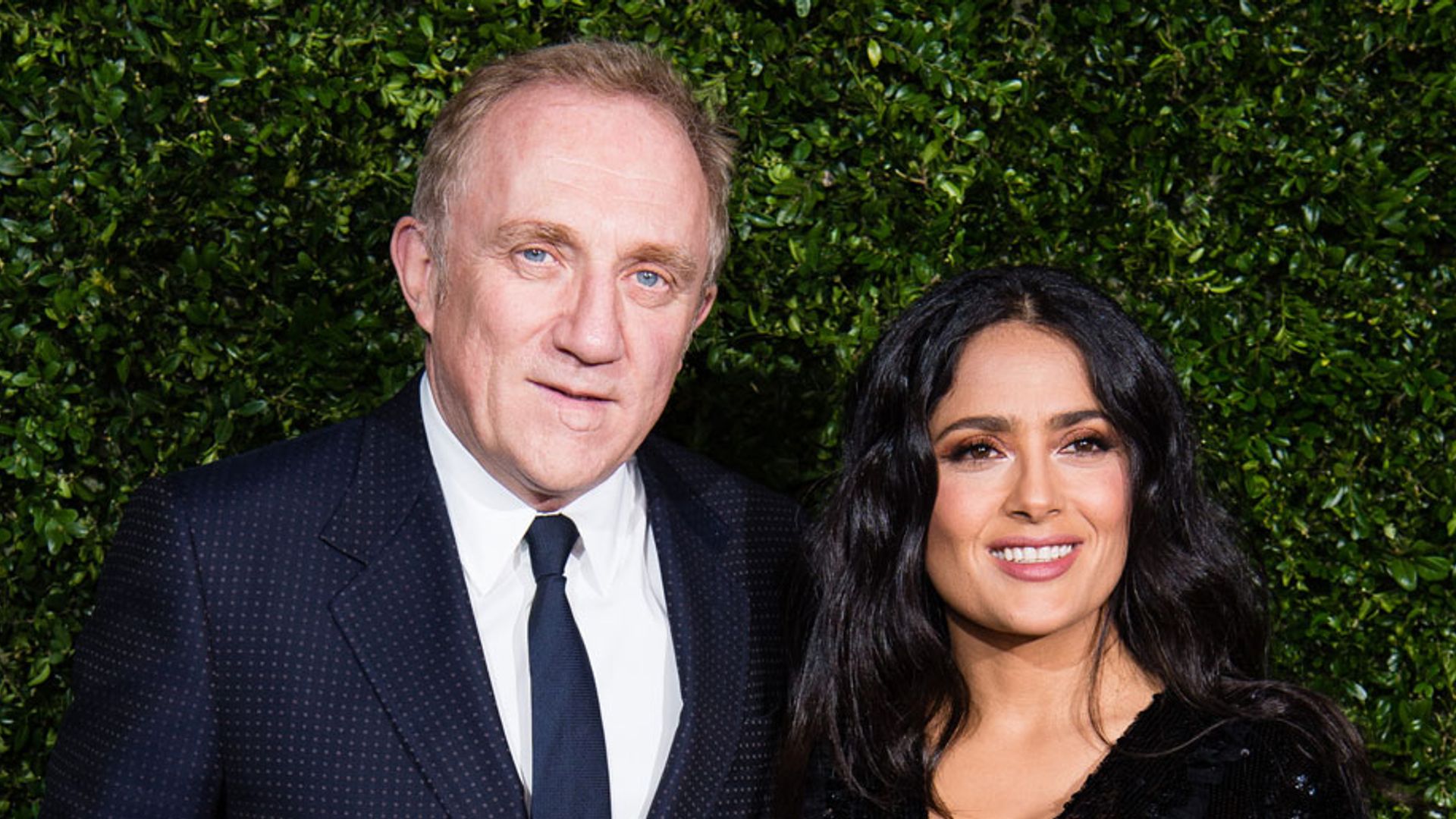 Salma Hayek recibe un apasionado beso de su esposo, Francois-Henri Pinault