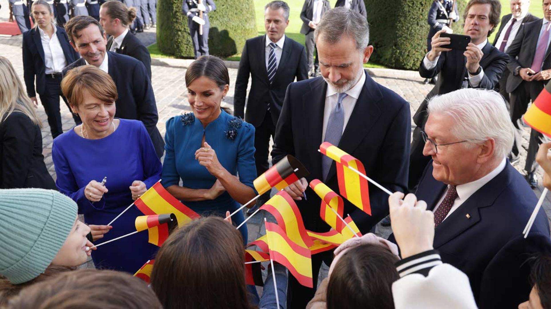 Autógrafos, risas y muchas charlas: así ha sido el recibimiento oficial de los Reyes en Alemania