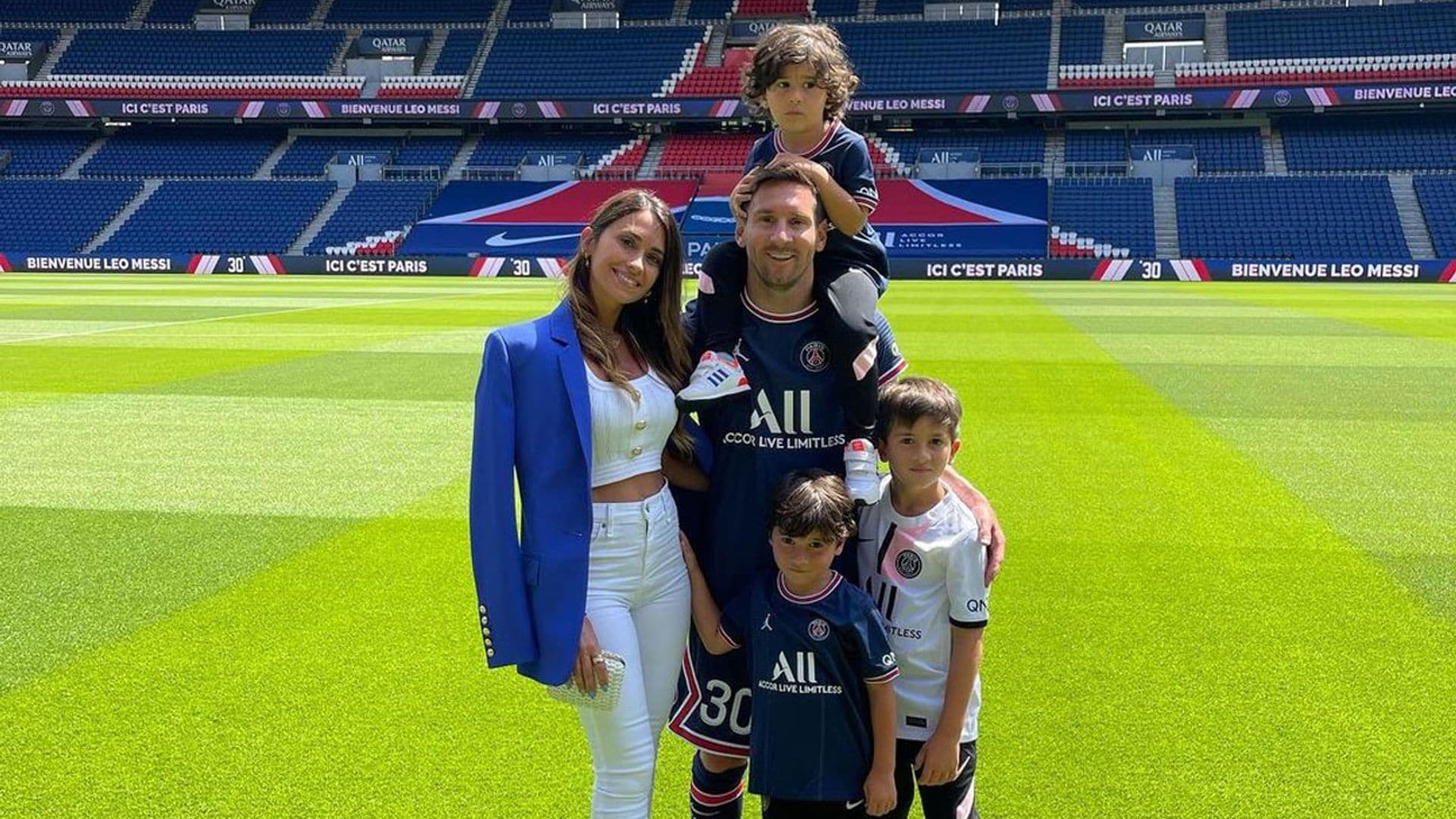 Messi comparte protagonismo con sus hijos en su presentación en París