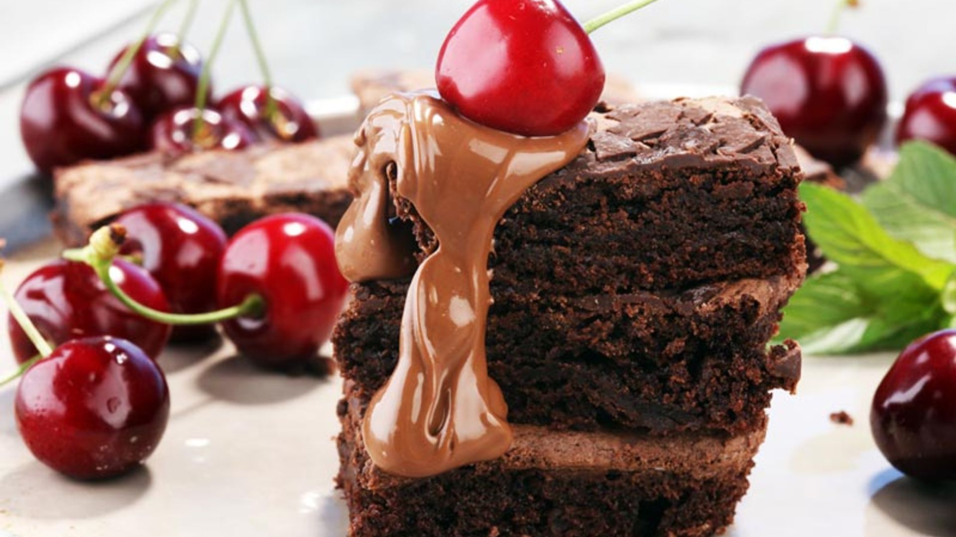 Brownie tres chocolates con cerezas