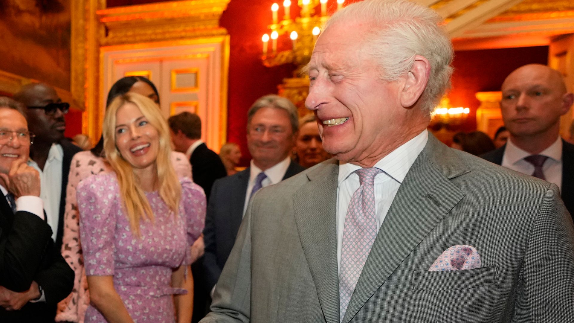 Carlos III lanza una curiosa iniciativa junto a Sienna Miller y Amazon