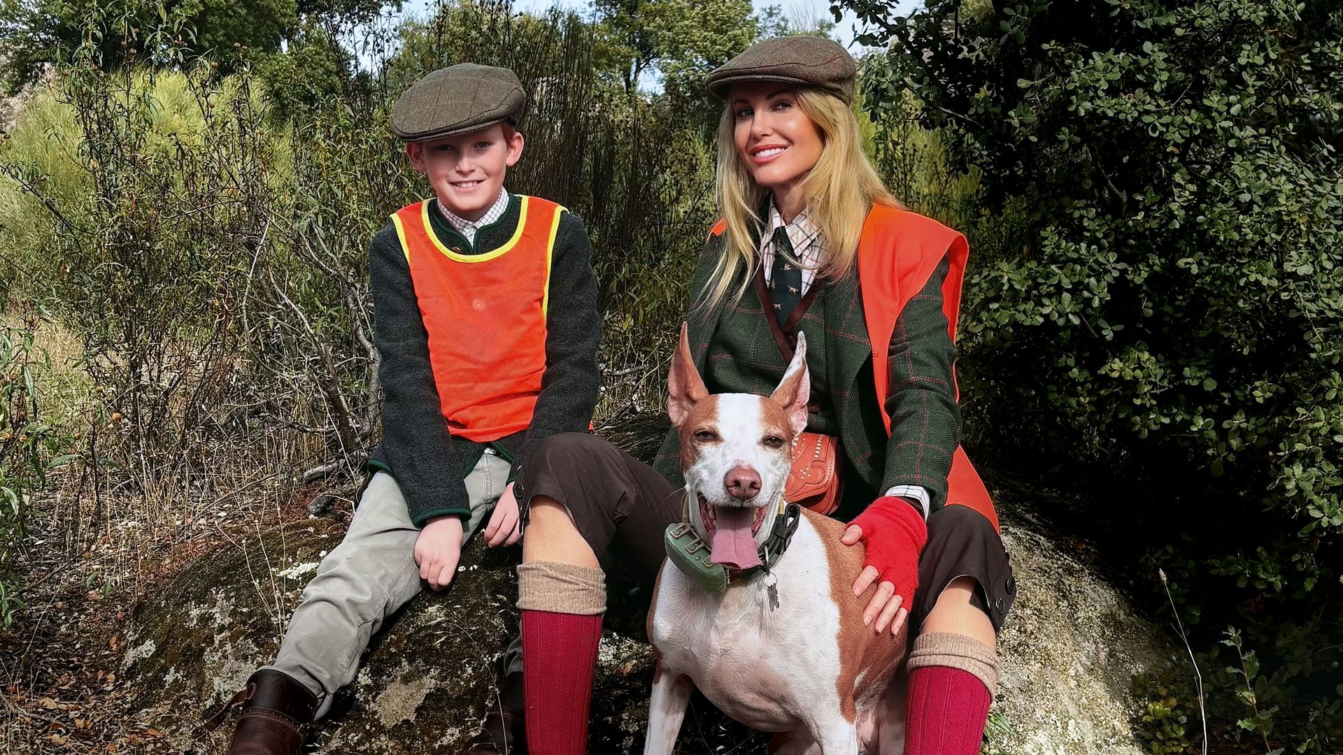 Vega royo-Villanova junto a Poli,  su podenco andaluz, y su hijo, en una bonita fotografía