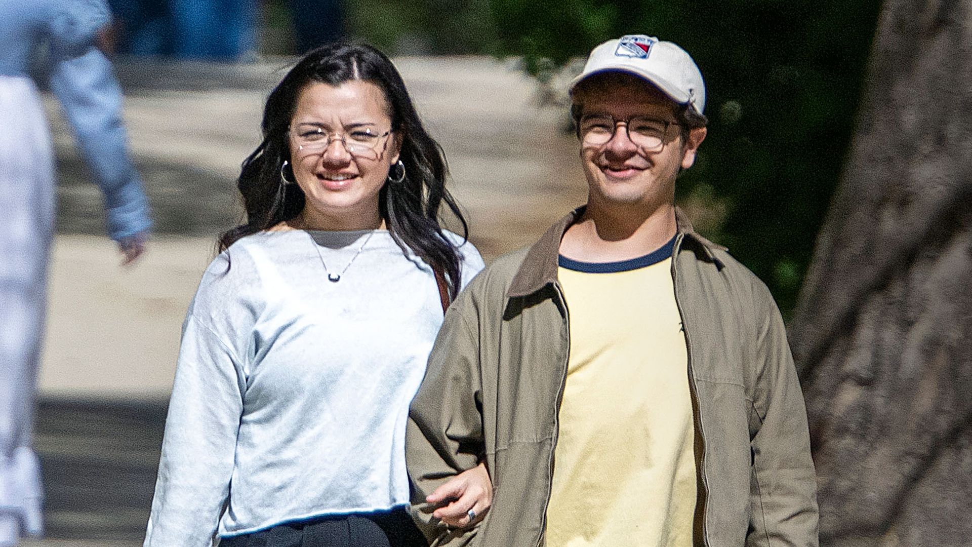 Gaten Matarazzo, de 'Stranger Things', cambia Hawkins por Madrid: las fotos de su aparición sorpresa en España junto a su novia, Elizabeth Yu