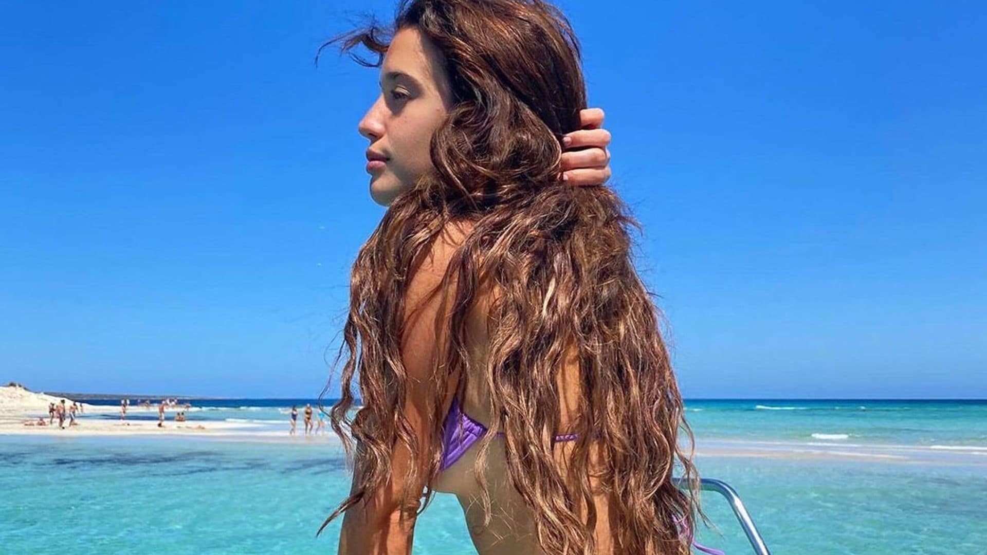 María Pedraza presenta su nuevo look 'salvaje' en la playa y está así de guapa
