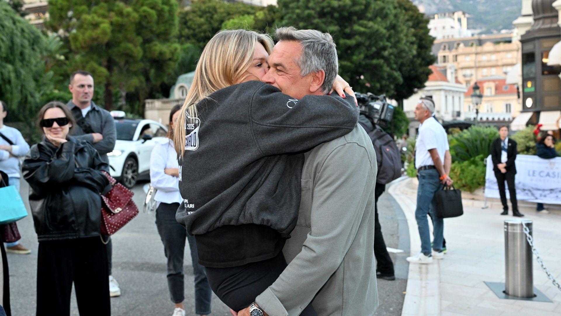 El padre de Camille Gottlieb reaparece en público para apoyar a su hija tras más de siete años fuera del foco