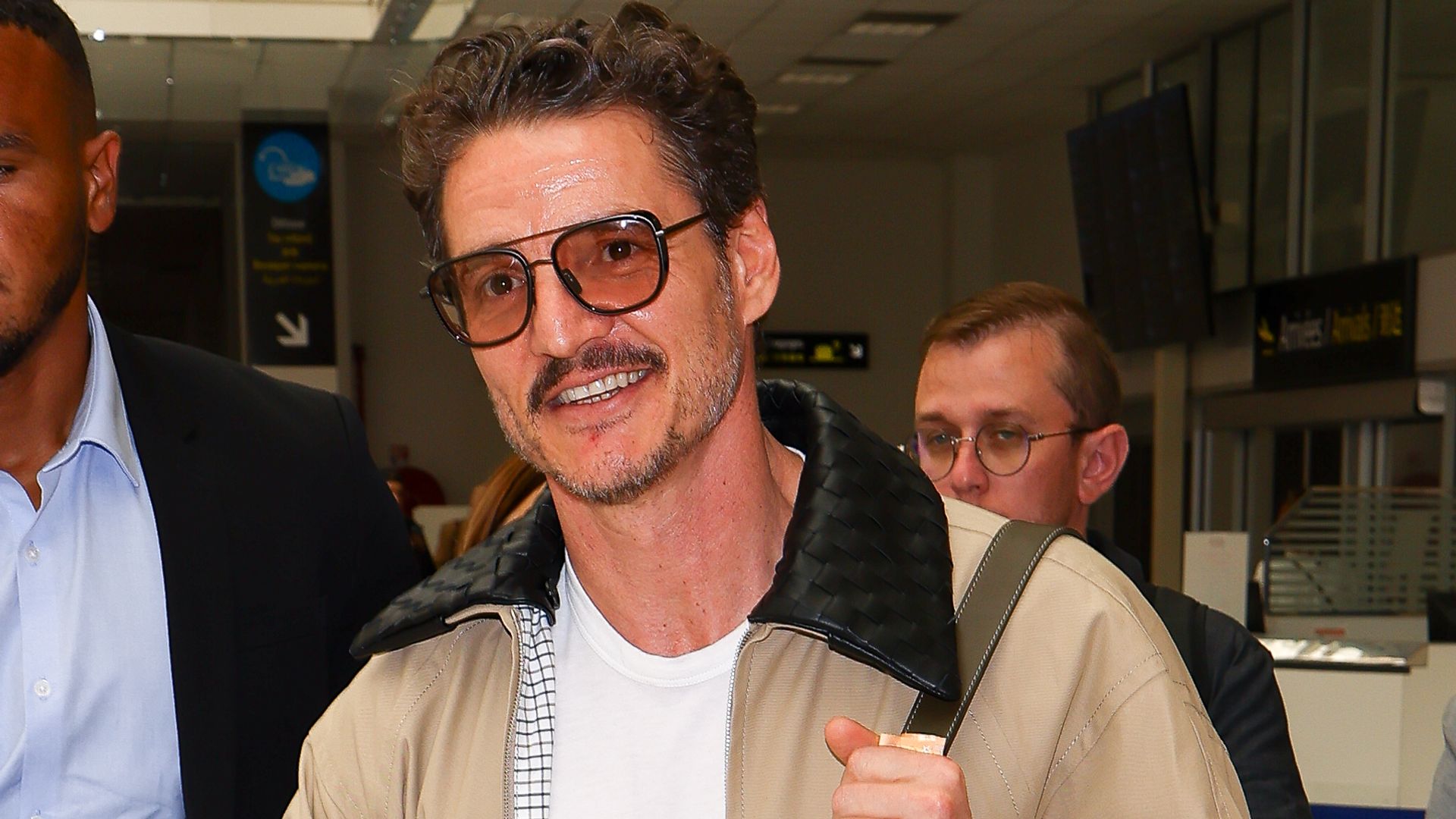 Pedro Pascal aterriza en Cannes con un llamativo maxi bolso
