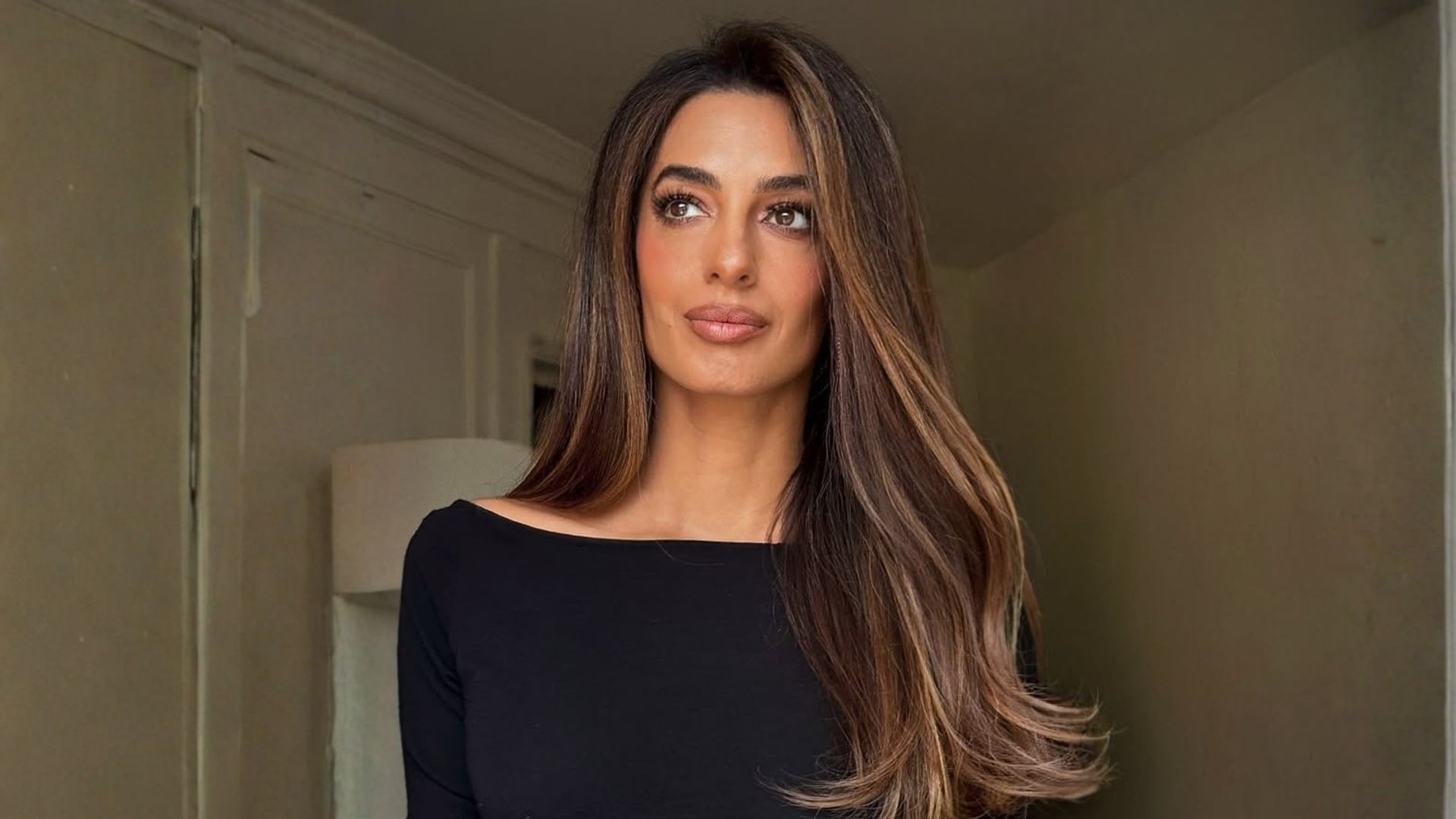 Ni rubia ni morena: el nuevo color de pelo de Amal Clooney que está marcando tendencia y se inspira en una joya
