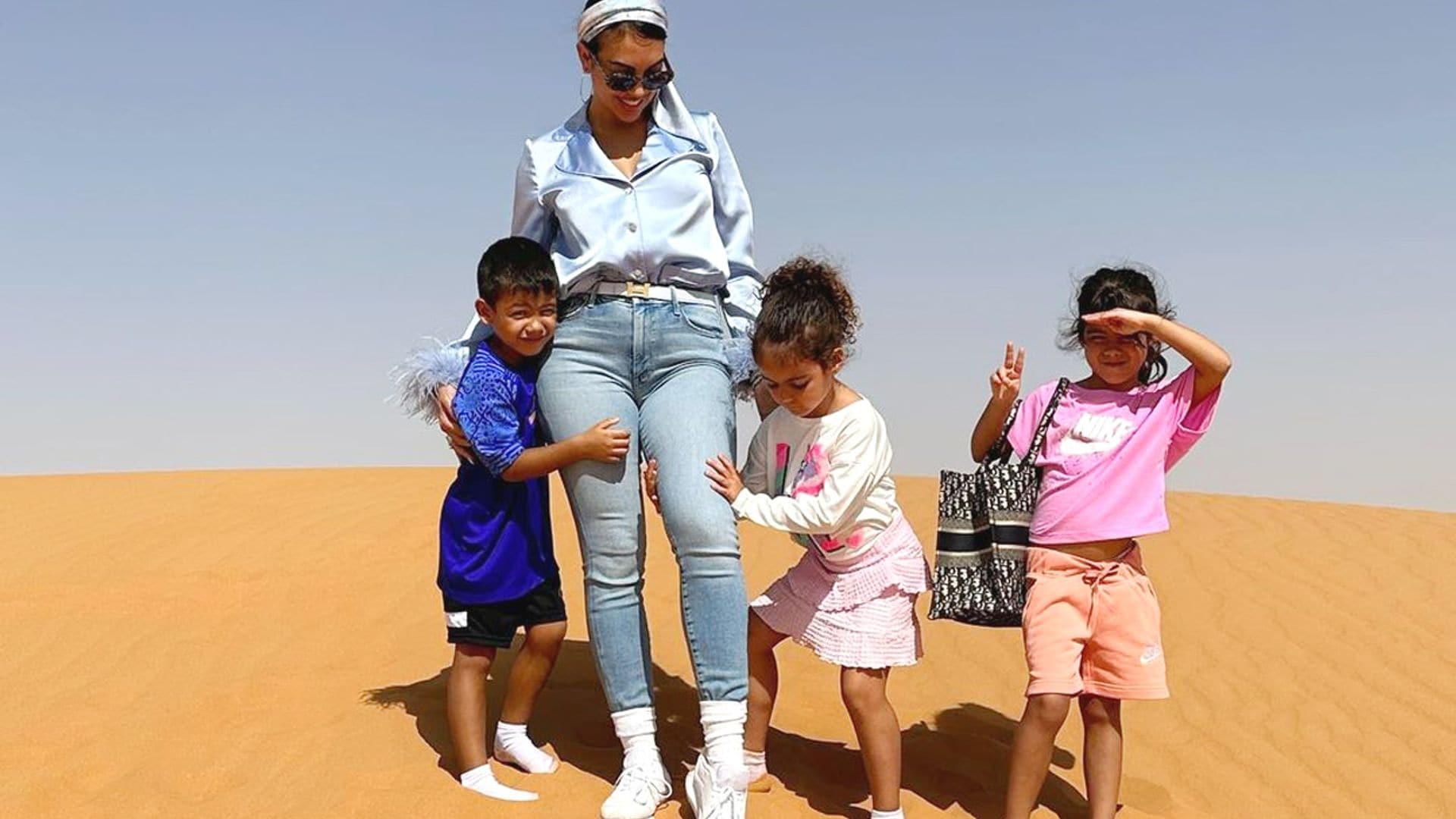 Eva, hija de Cristiano y Georgina, una 'mini-influencer' que posa así en el desierto