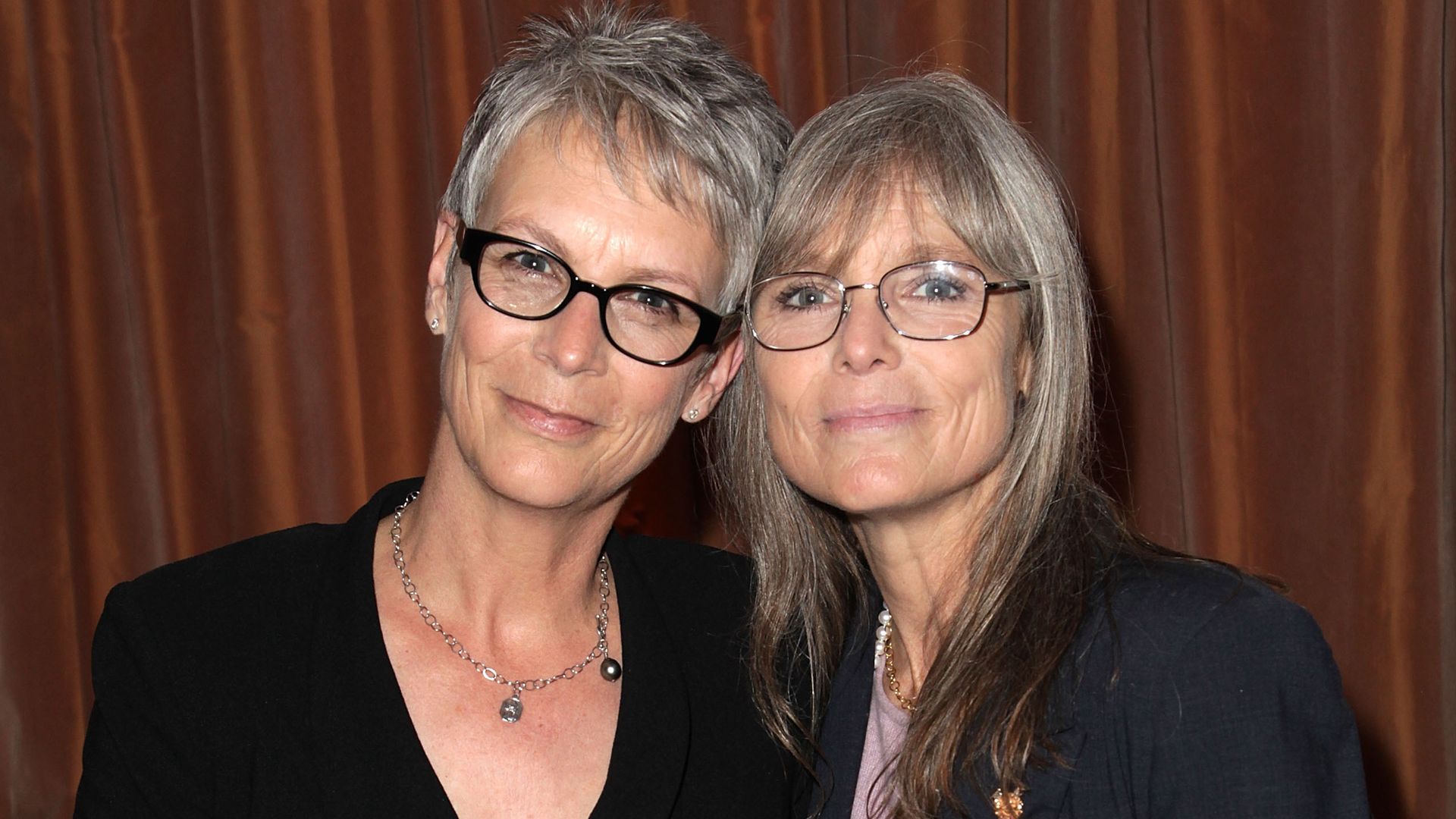 Jamie Lee Curtis y su hermana Kelly Curtis en 2012 cuando la primera ganó el León de Oro honorífico a toda su carrera 