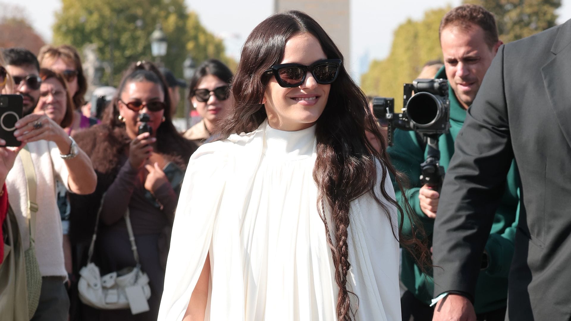 Rosalía cambia de estilo (otra vez) y se mimetiza con las invitadas más elegantes en el desfile de Dior