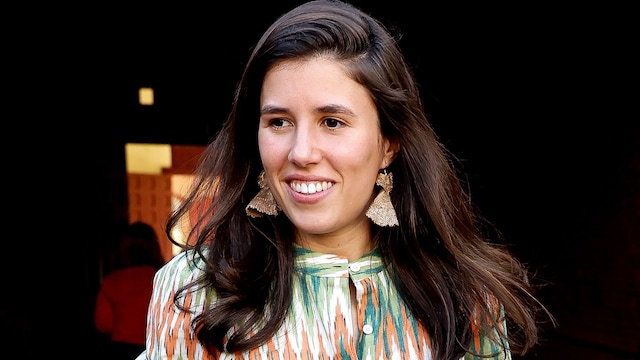 Primer plano de Teresa Urquijo con blusa estampada