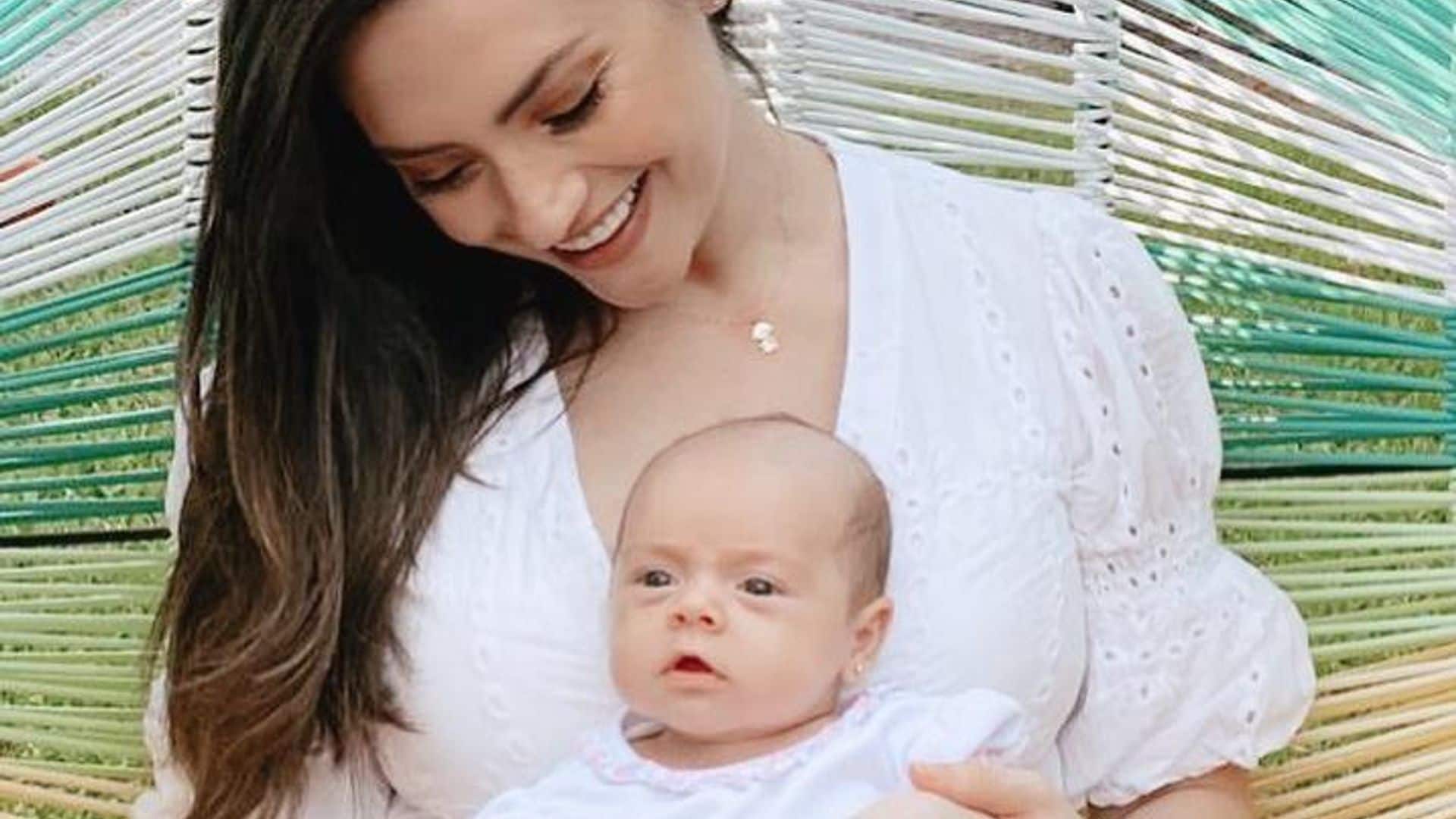 Michelle Galván disfruta de su primera caminata madre e hija con su pequeña Megan
