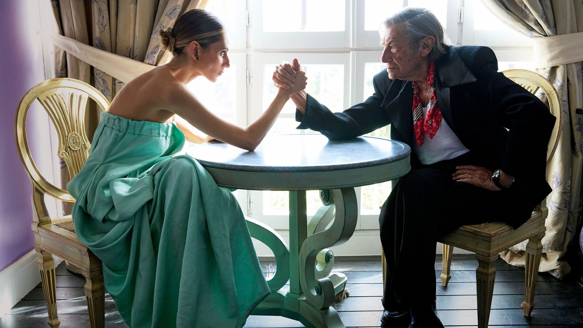 Celine Van Heel y Andrés García-Carro, "The Spanish King", se echan un pulso en una pose muy teatral. La modelo hispanoholandesa lleva vestido Ángel Schlesser y zapatos Sportmax, y su abuelo, camiseta American Vintage, chaqueta Palomo Spain y pantalón H&M Studio