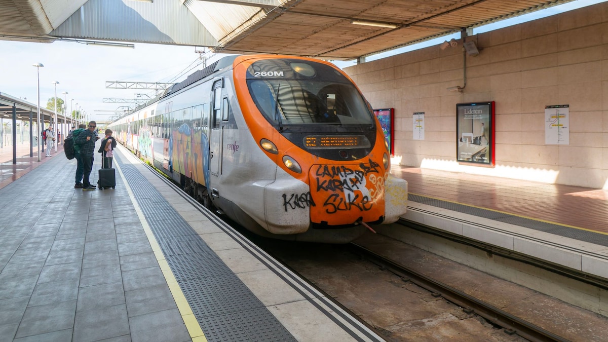 Muere el maquinista y al menos 15 heridos en un accidente de Cercanías en Cataluña tras derrumbarse un muro de contención