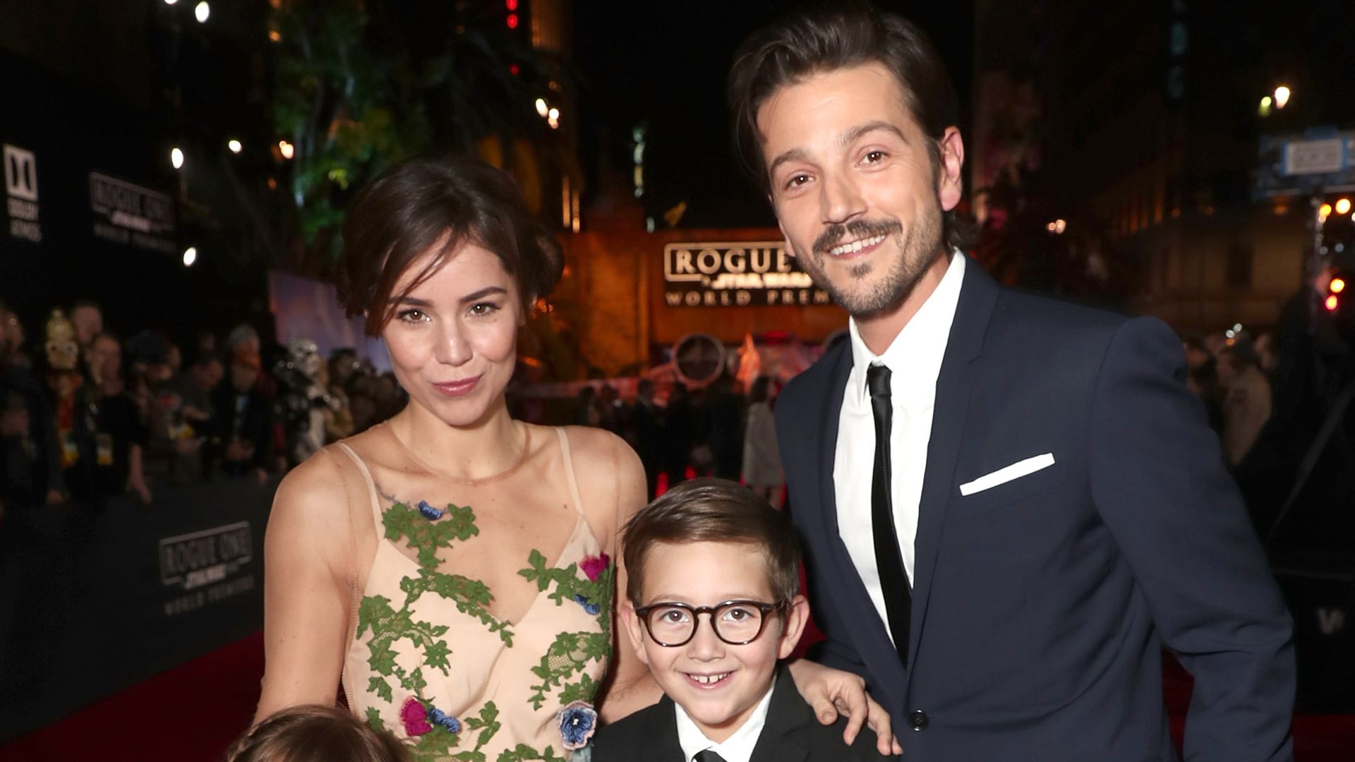 Diego Luna y Camila Sodi con sus hijos Jerónimo y Fiona en la premier de "Rogue One: A Star Wars Story" en diciembre de 2016.