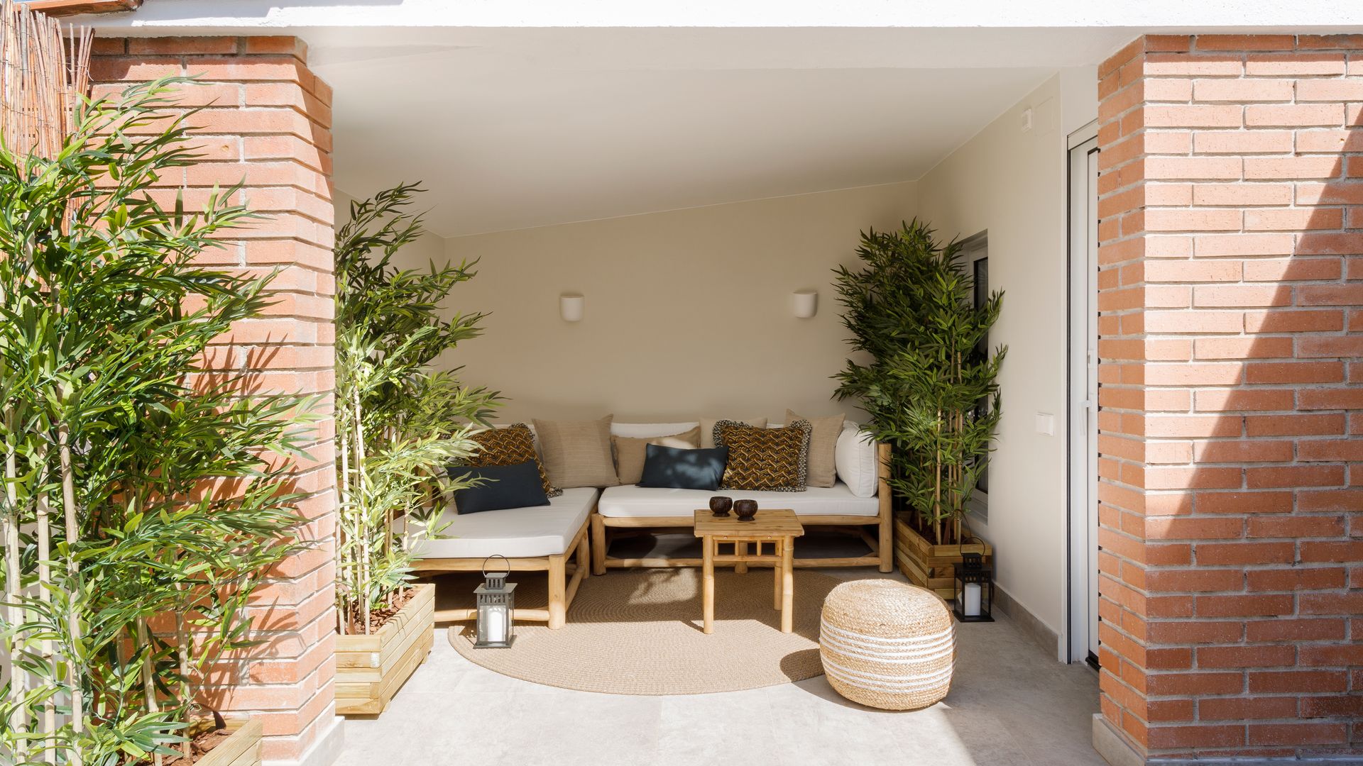 Porche de una casa diseñada por Pia Capdevila Interiorismo con estilismo de Mar Gausachs. 