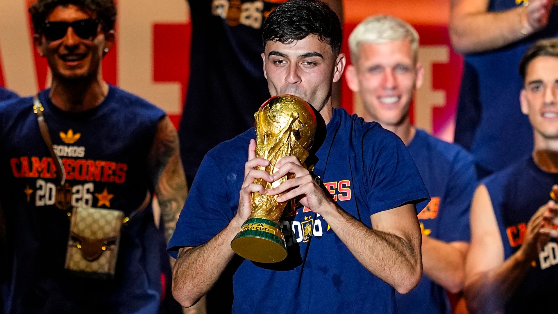 Pedri besando la copa