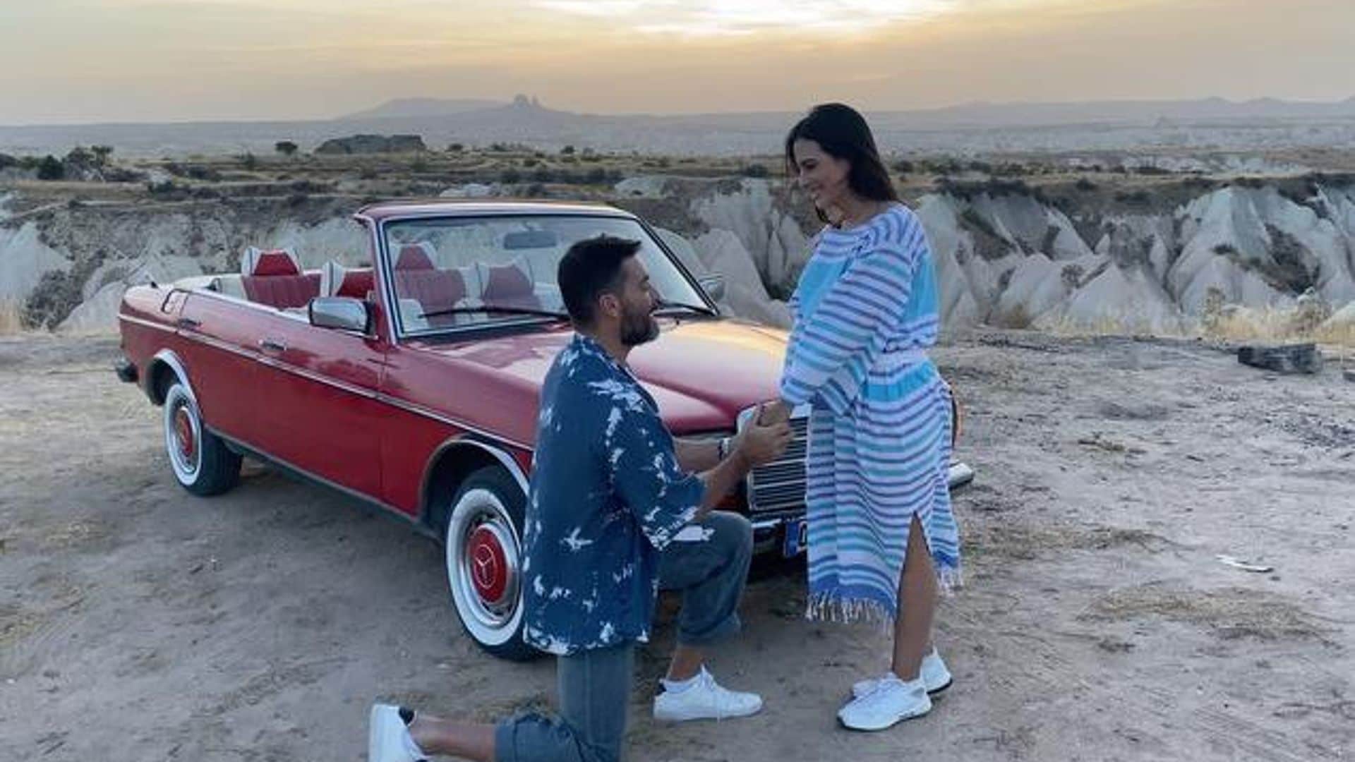 ¿Se casan? Julián Gil se arrodilla ante su novia en pleno viaje romántico por Turquía