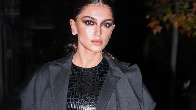 Plano medio de Lucía Rivera con look negro y ojos ahumados