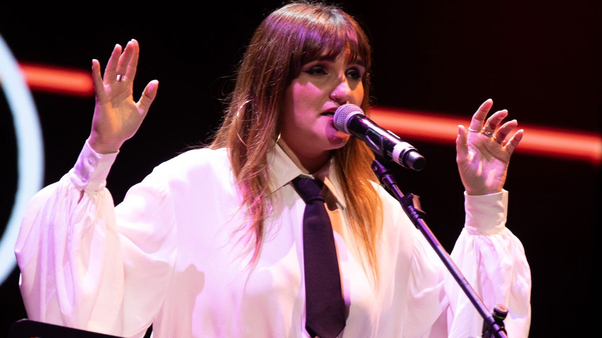 Rozalén se derrumba en el escenario al recordar a su padre y anunciar la muerte de un familiar