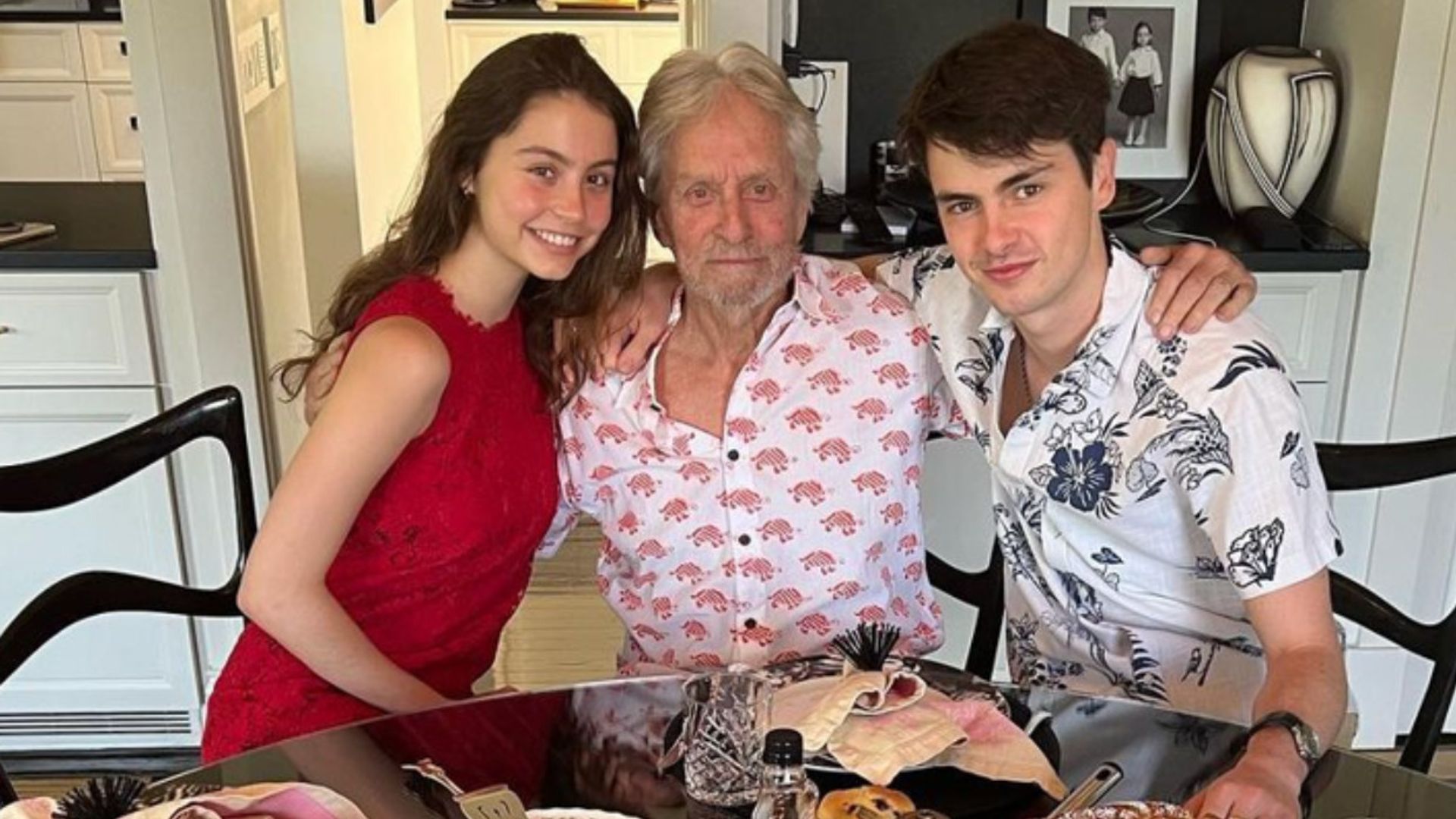 Michael Douglas comparte una imagen del desayuno junto a sus hijos y se hace viral, ¿sabes por qué?