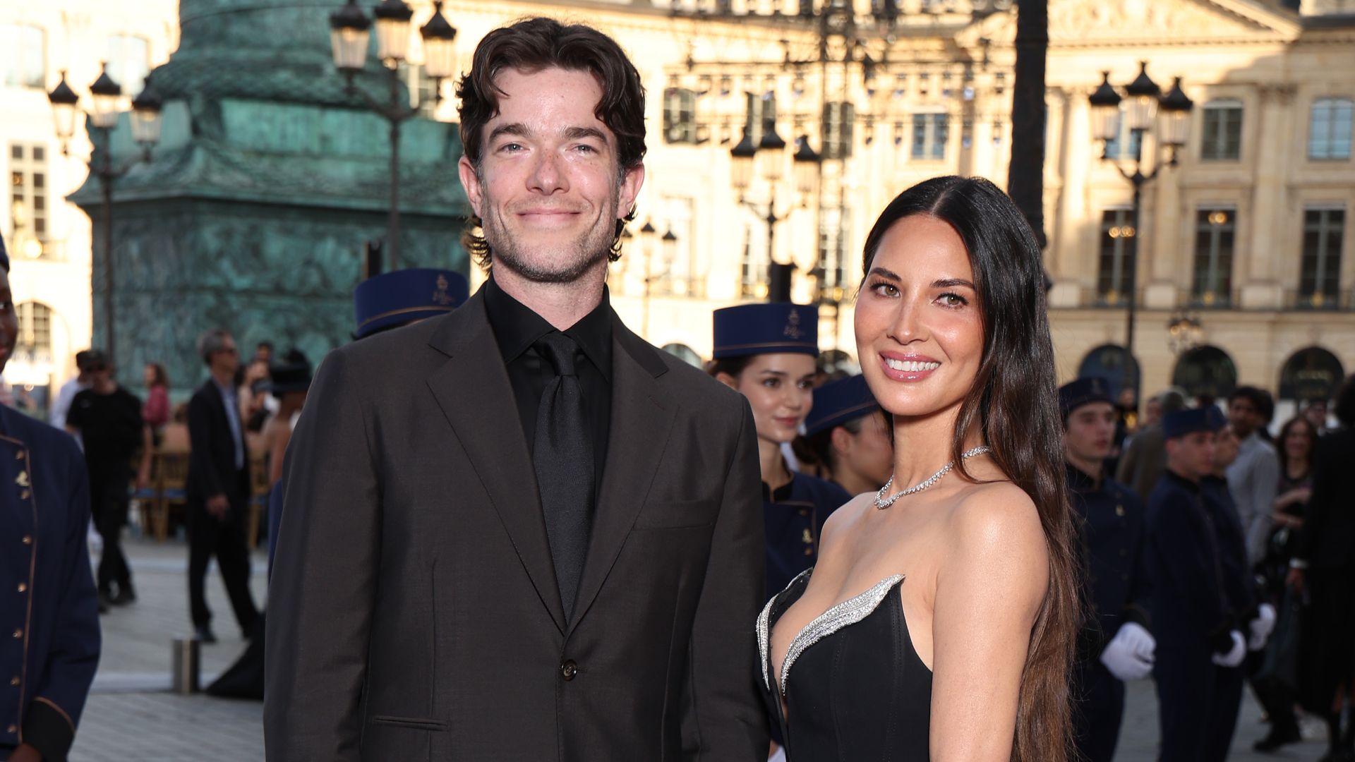 Olivia Munn se ha casado con John Mulaney tras el 'cáncer agresivo' por el que ha sido operada cuatro veces en el último año