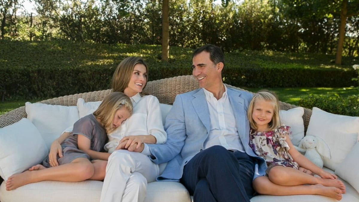 La princesa Leonor abre su álbum familiar: las imágenes nunca vistas junto a la infanta Sofía