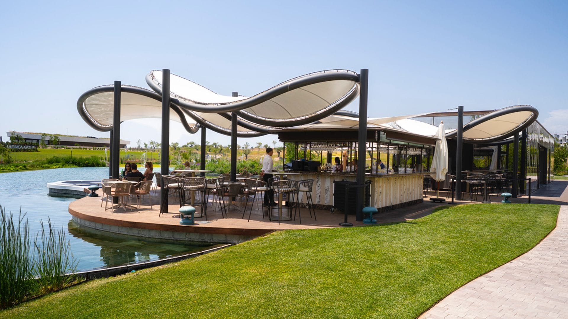 La Terraza de MENA es la apetitosa propuesta al aire libre del grupo LEW Brand en LaFinca Grand Café en Madrid
