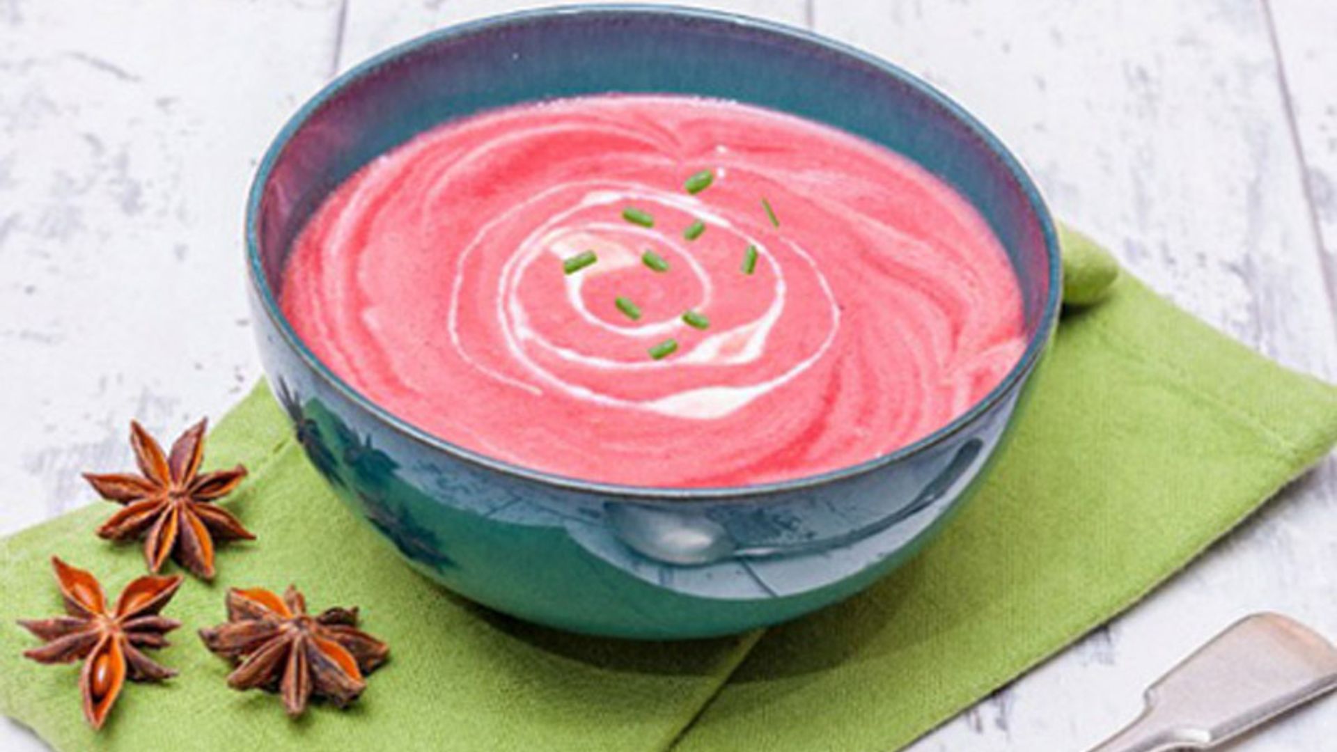 Crema de remolacha, tomates secos y almendras