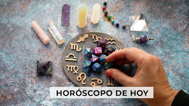 Símbolo del horóscopo del zodíaco con manos adivinas y cristales curativos sobre fondo rústico