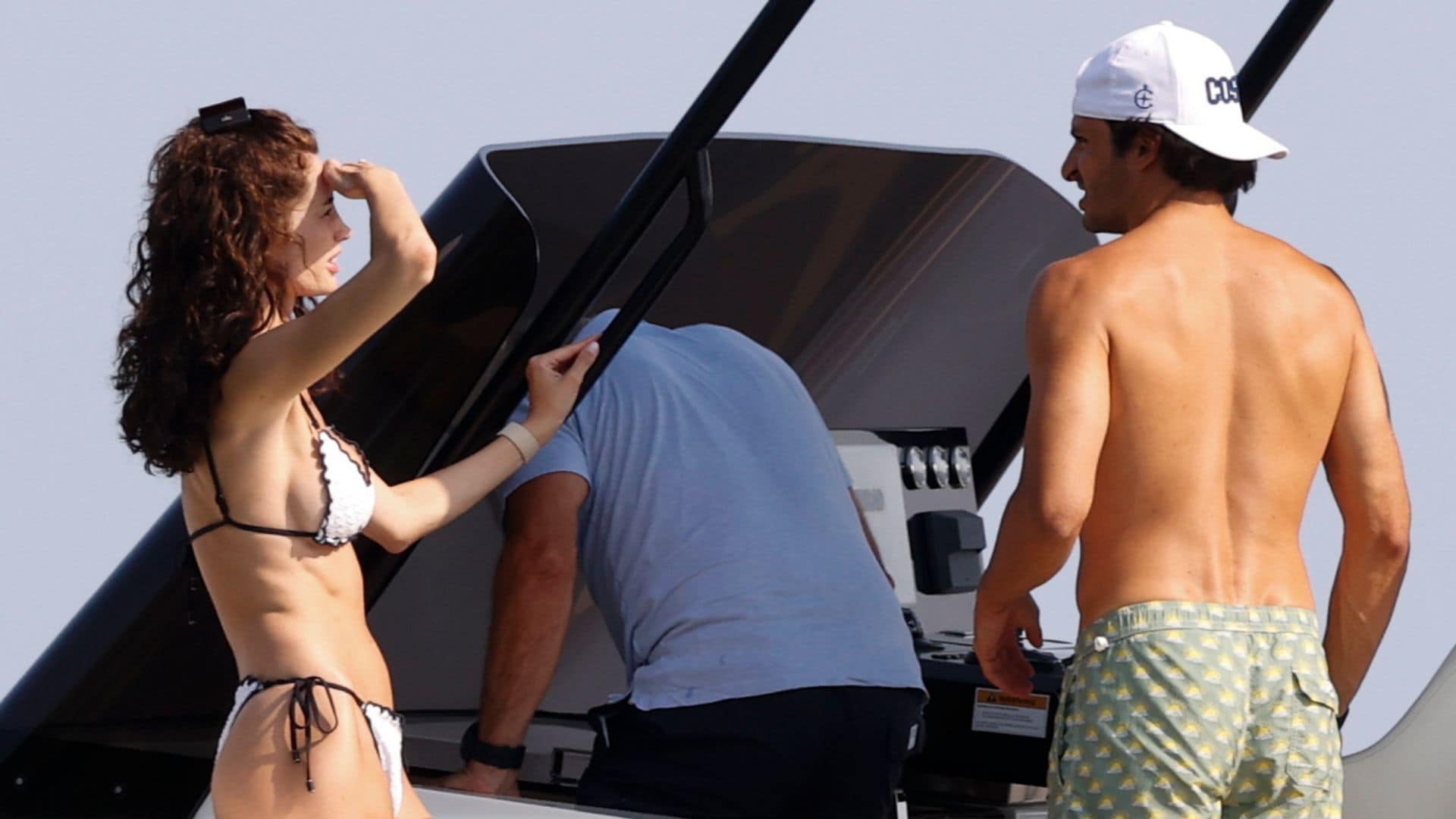 Carlos Sainz y su novia, Rebecca Donaldson, dos cuerpazos al sol en el yate, al celebrar dos años de amor