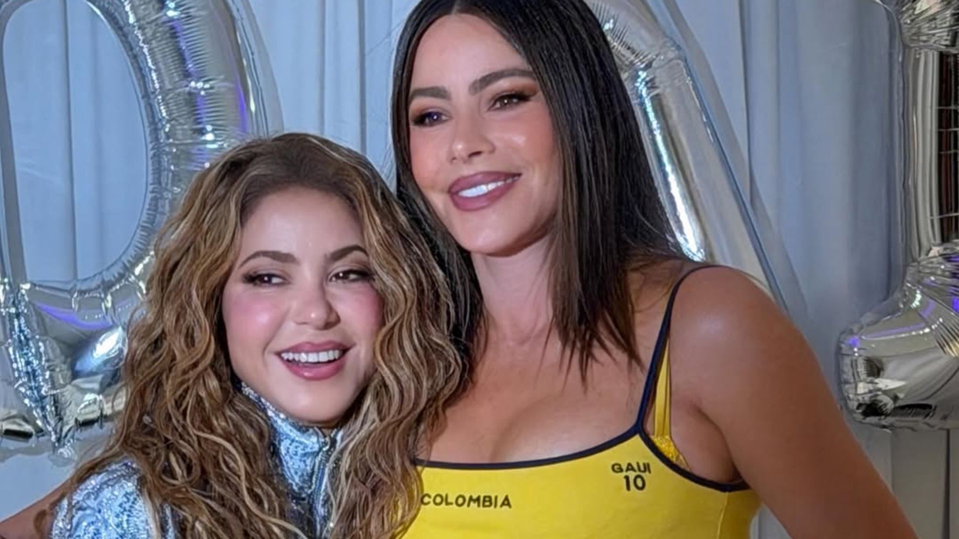 Sofía Vergara y Shakira juntas tras el show de la cantante. 
