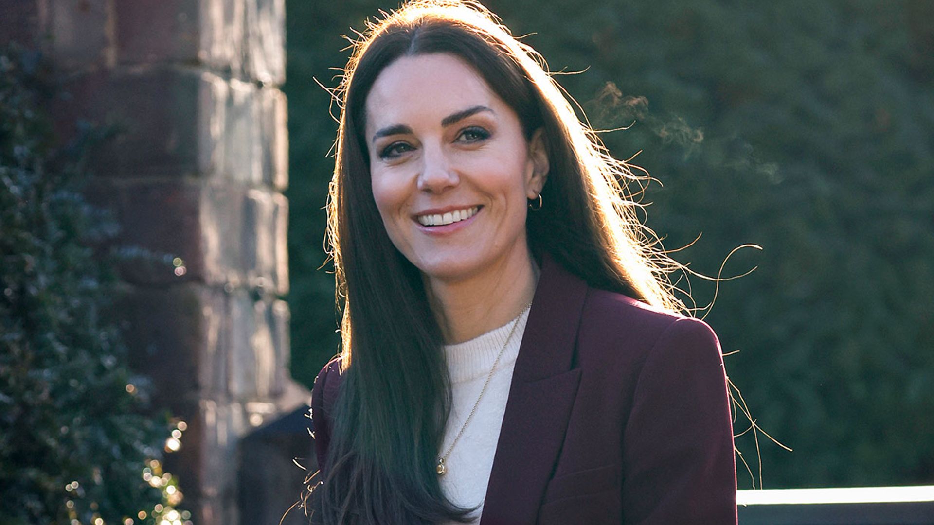 Kate Middleton rejuvenece su traje de color mora en segundos