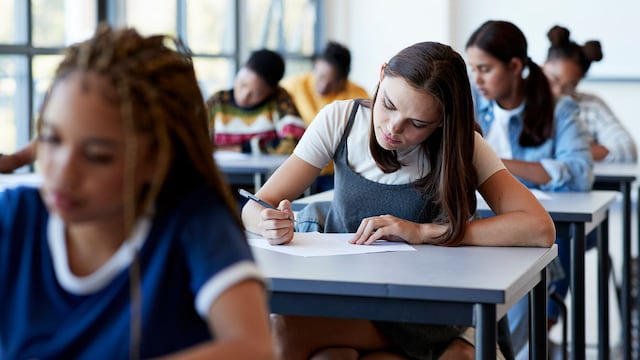 grupo de alumnos haciendo un examen