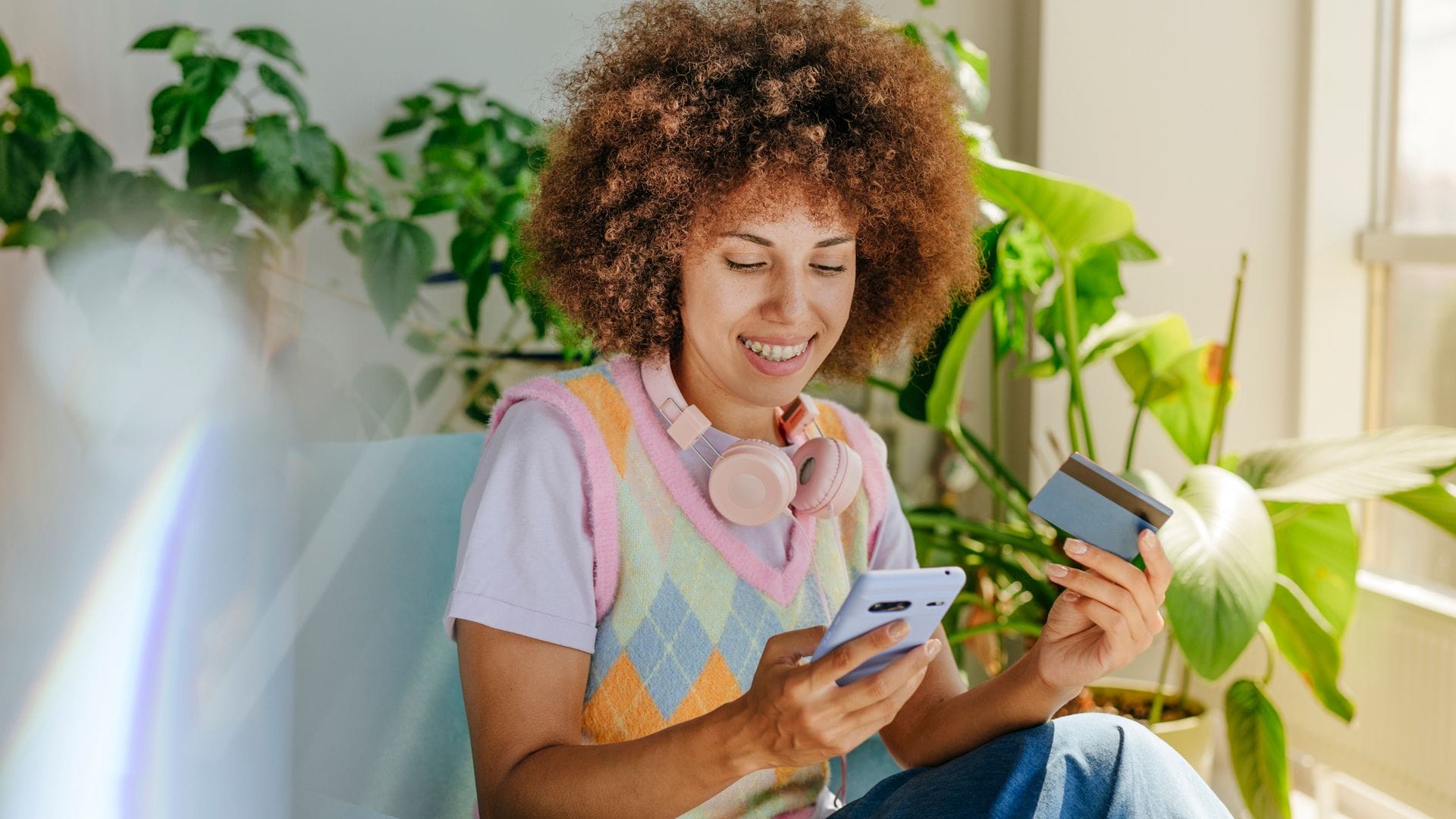 Una chica de pelo rizado comprando online