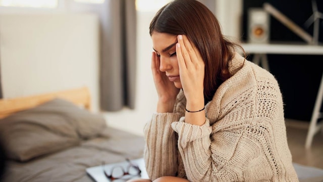 mujer dolor cabeza