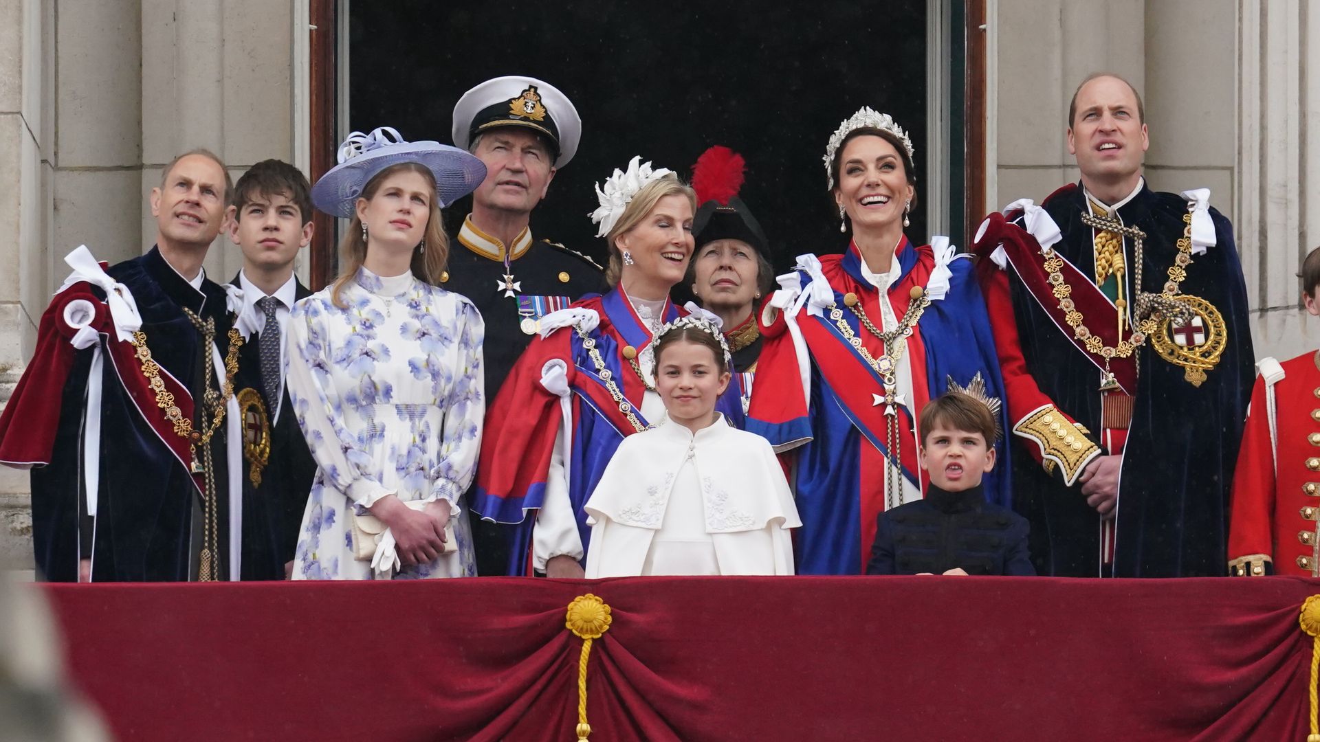 Plano medio de algunos miembros de la realeza inglesa desde el balcón real