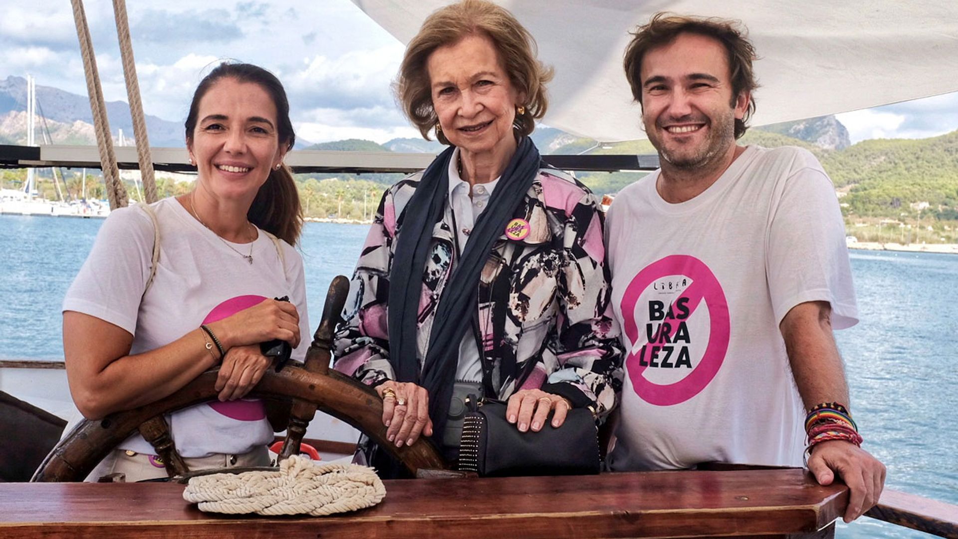 La reina Sofía vuelve a Mallorca como una voluntaria más para la limpieza de residuos en las playas