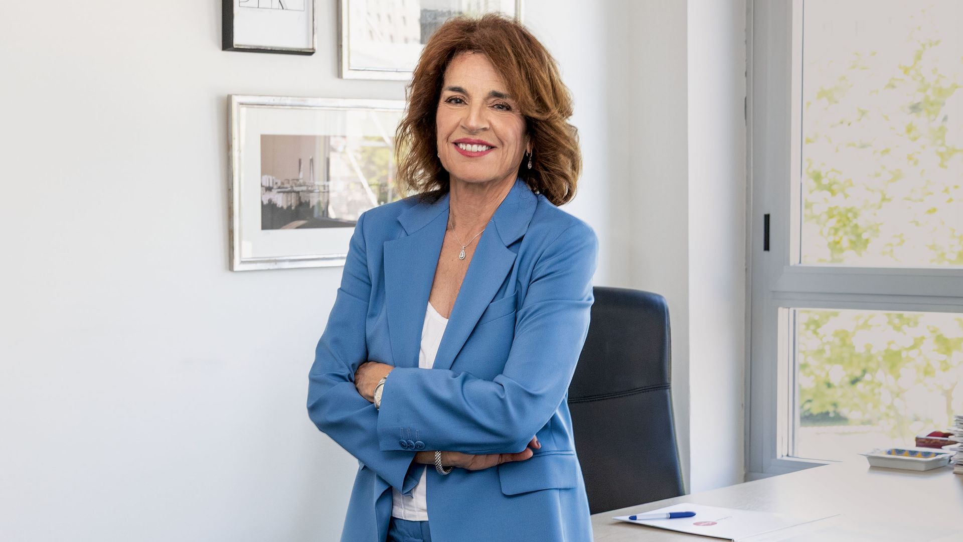 Ana Botella en su despacho de la Fundación Integra mientars recibe a HOLA para una íntima entrevista