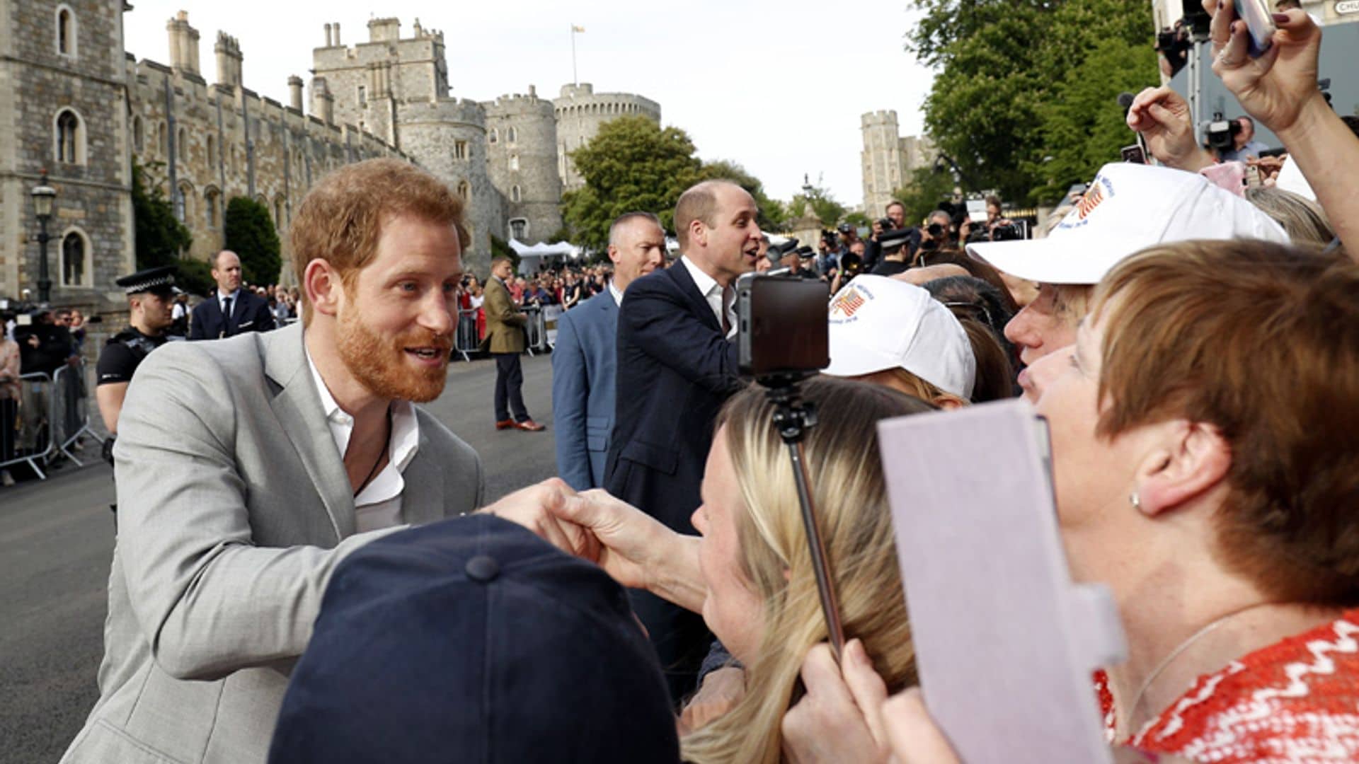 El príncipe Harry se da un baño de multitudes en las horas previas a su gran día con Meghan Markle