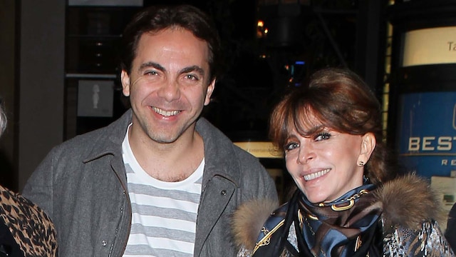 Cristian Castro con su madre, Verónica, su abuela Socorro y su hermano, Michele en West Hollywood. 