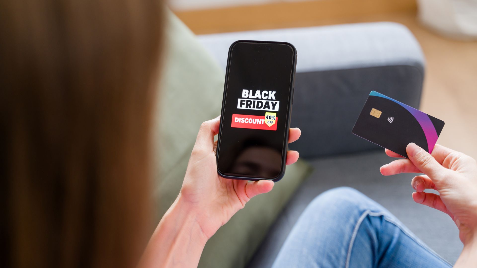 Una mujer comprando en Black Friday