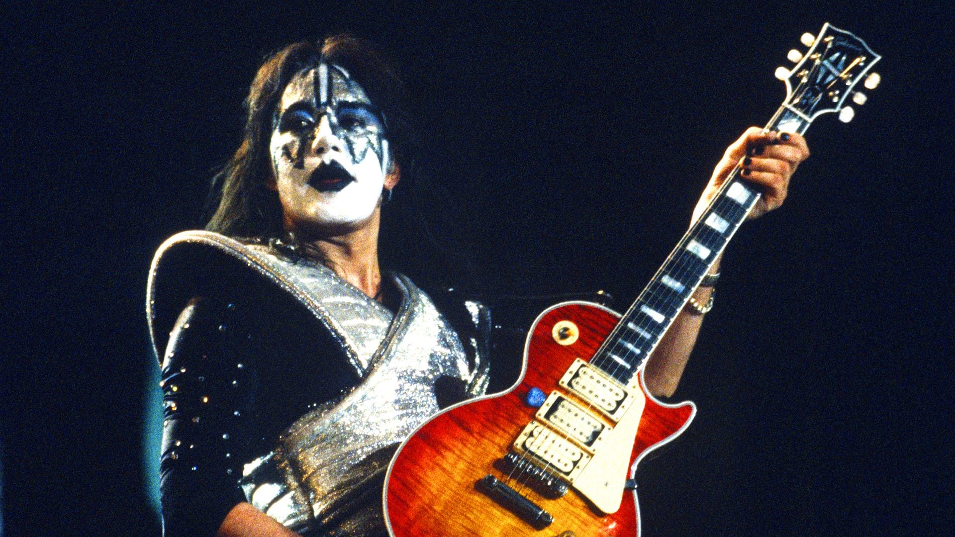 Ace Frehley, guitarrista de KISS y leyenda del rock, muere trágicamente a los 74 años