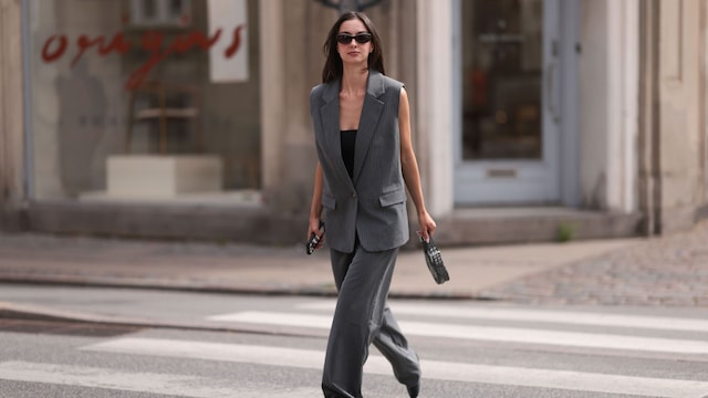 Lara von Preysing con traje gris con chaleco y bailarinas negras en Copenhage