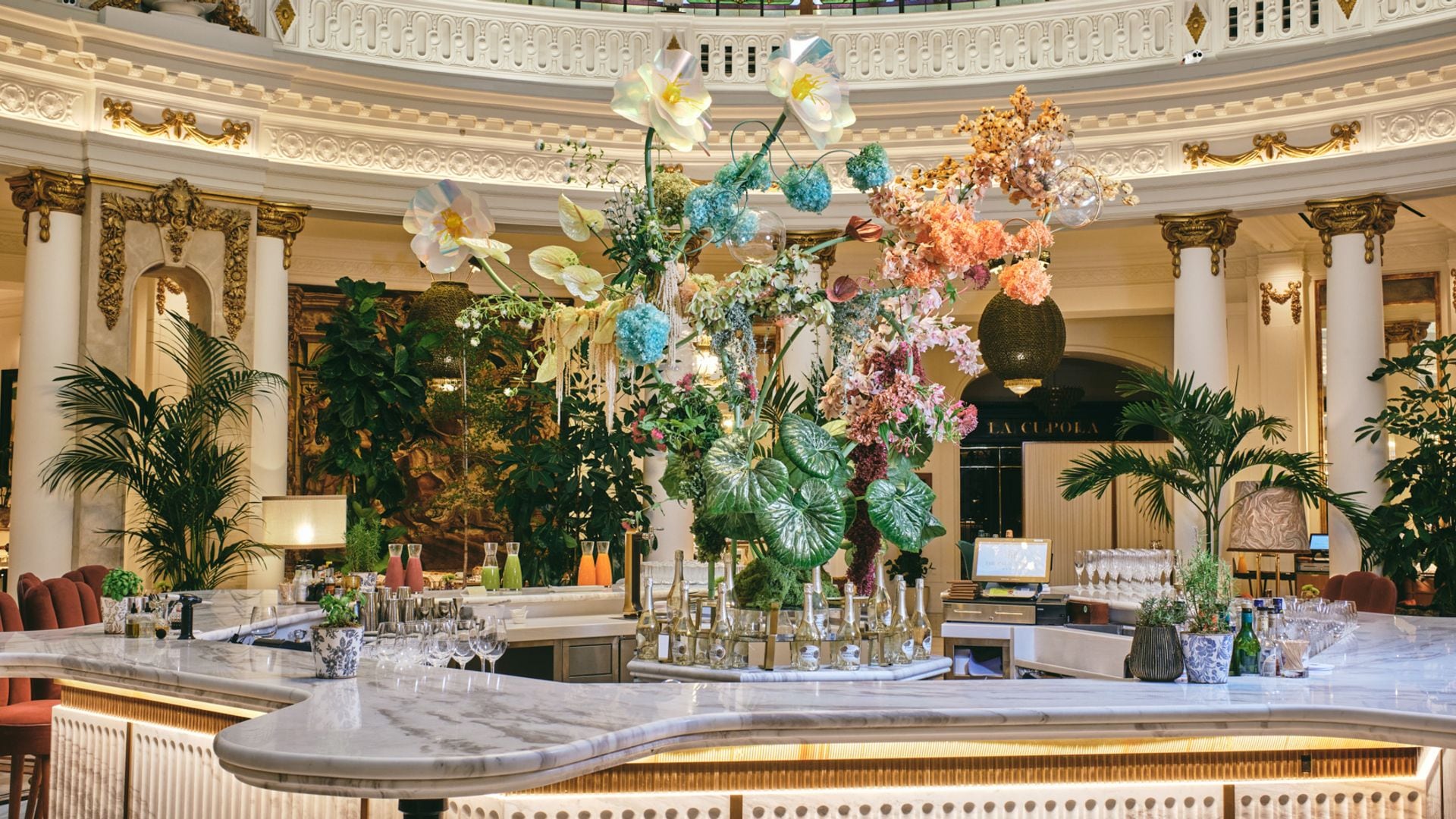Instalación floral de la artista Elisabeth Blumen en el hotel Palace de Madrid
