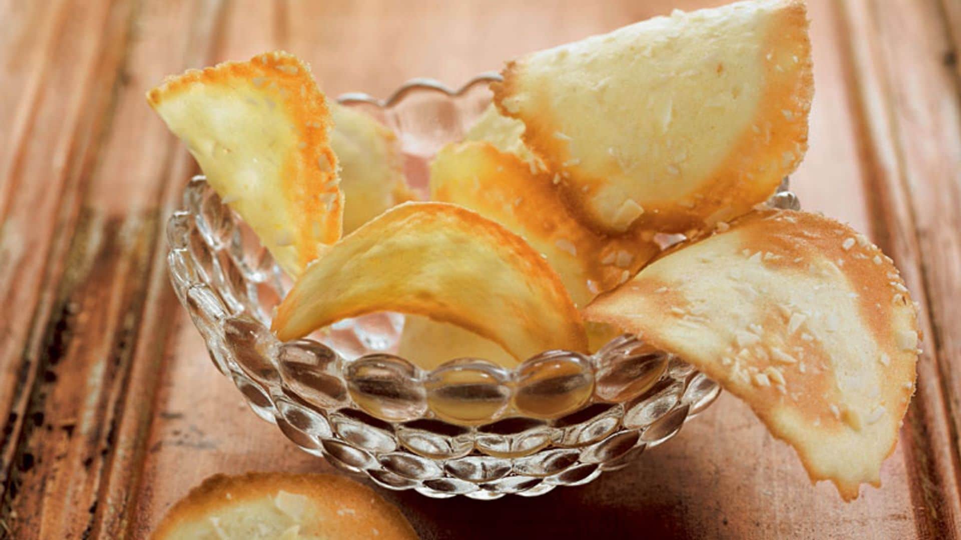 Tejas de queso parmesano con almendras