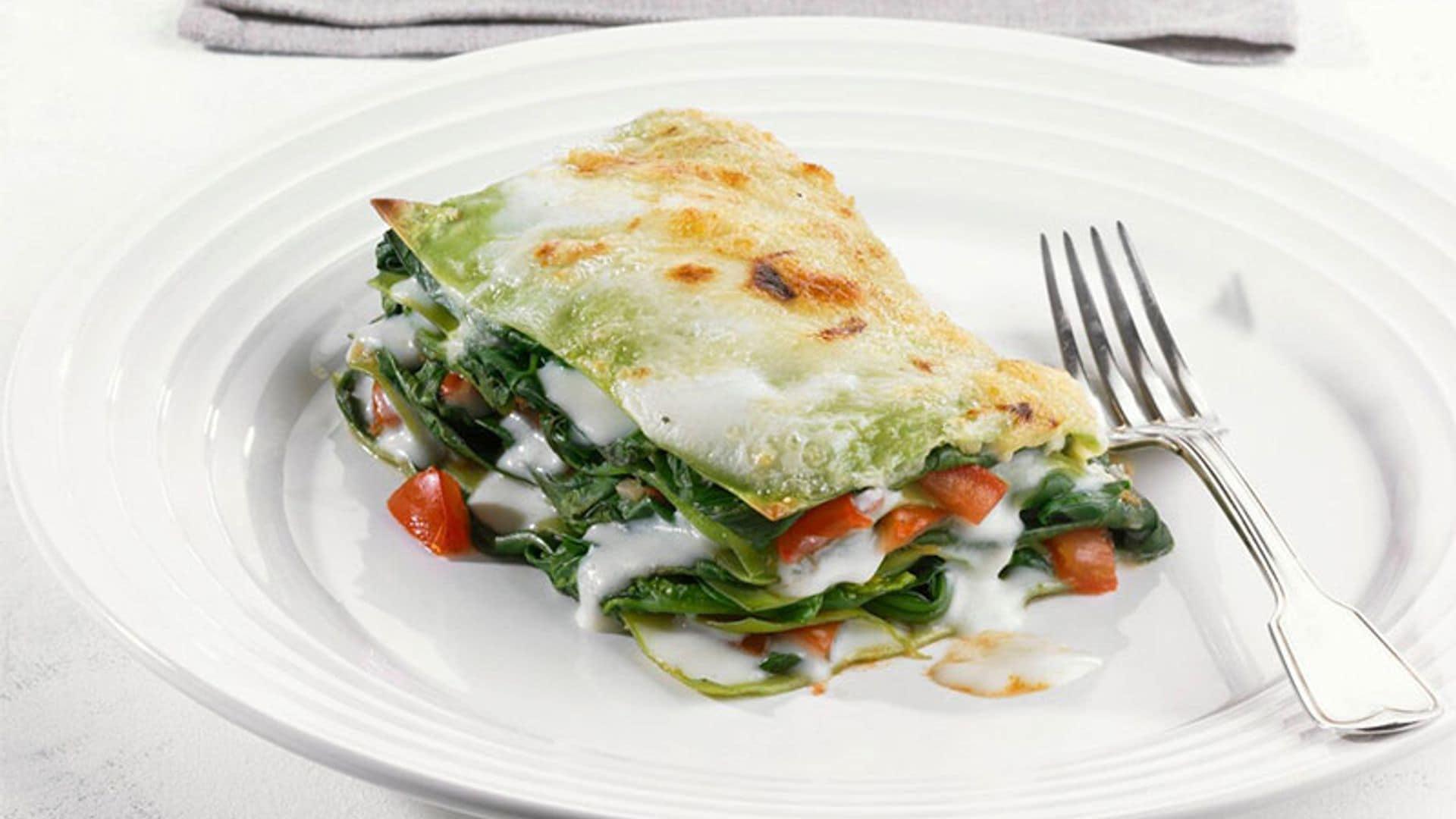 Lasaña de espinacas y tomate con bechamel vegana