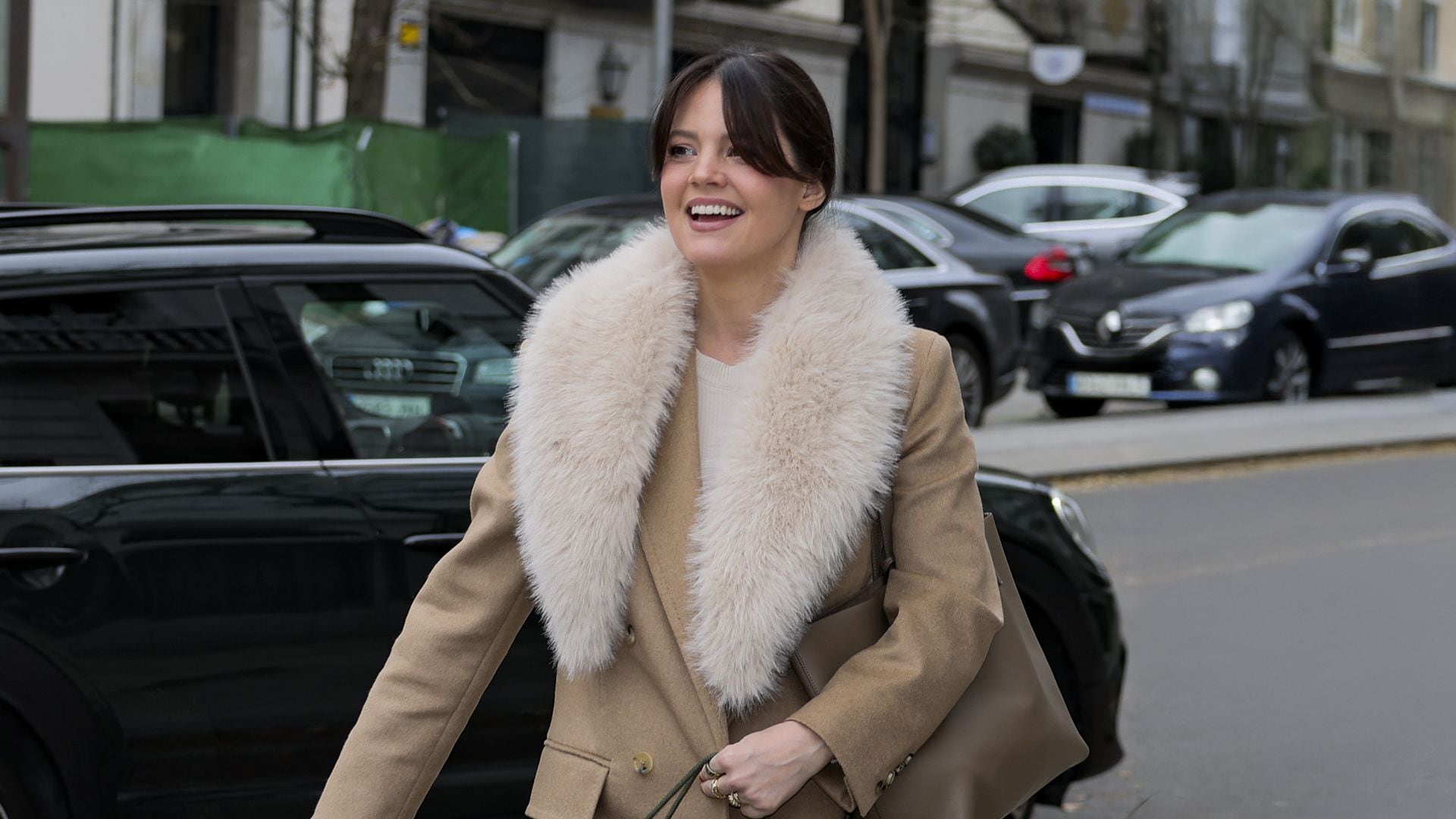 El abrigo calentito de Isabelle Junot y otros diseños de doble faz para vestir bien durante esta ola de frío